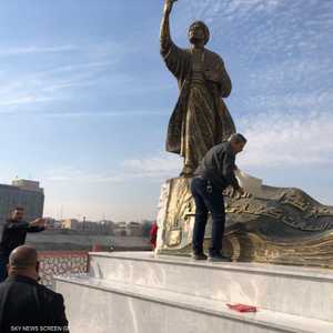 نصب المتنبي في بغداد تعرض للتخريب