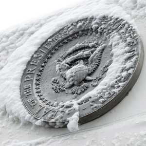 الثلج يغطي الختم الرئاسي فوق مدخل الجناح الغربي للبيت الأبيض