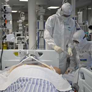 أرشيفية لمصاب بكورونا بغرفة عناية مركزة