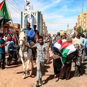 المتظاهرون يطالبون بالحكم المدني