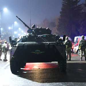 استعانت السلطات بقوات الجيش في ألماتي لمواجهة الاحتجاجات.