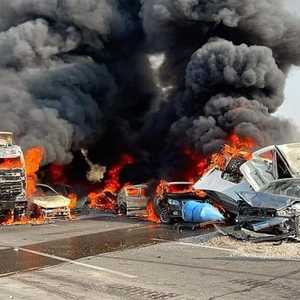 حادث تصادم مروع بين أكثر من 13 سيارة متنوعة