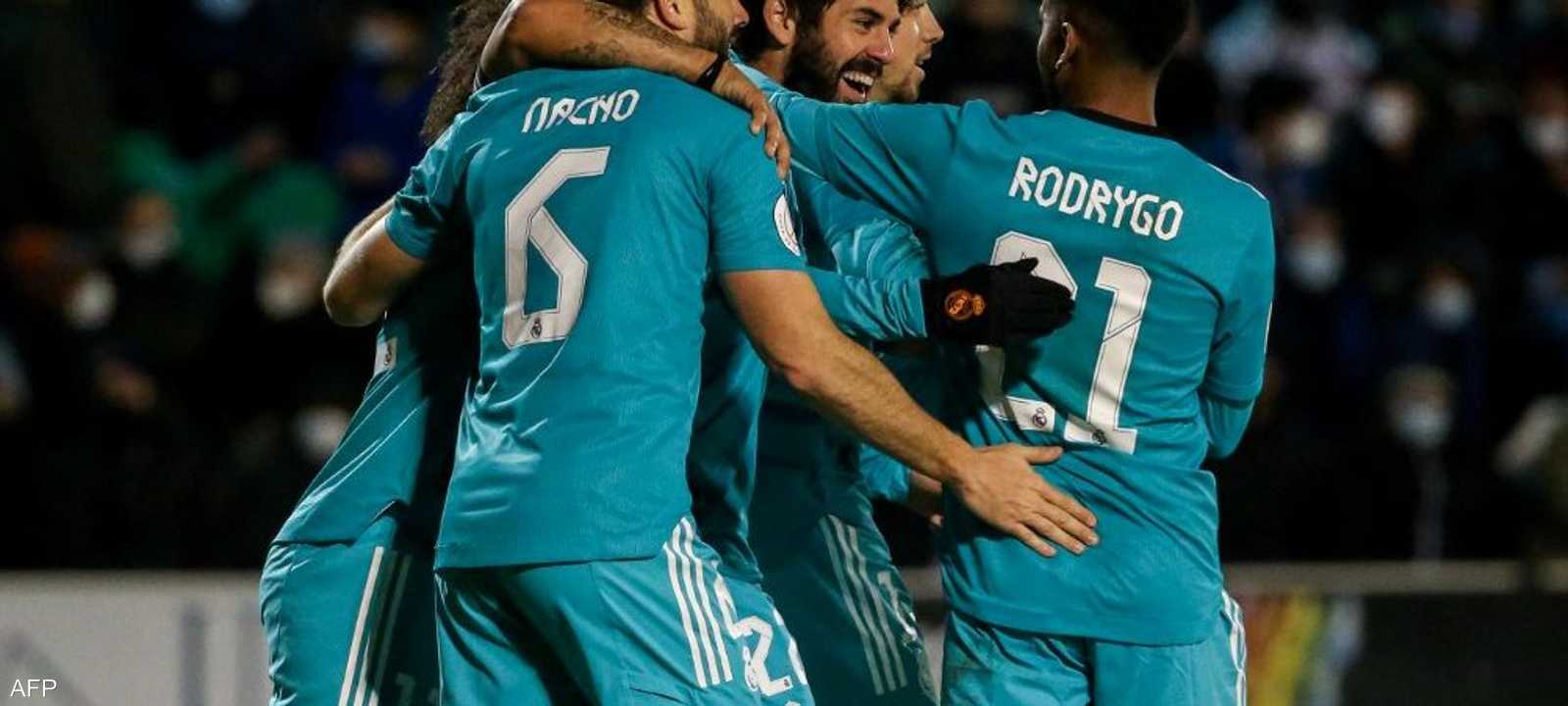 لاعبو ريال مدريد يحتفلون بالفوز.