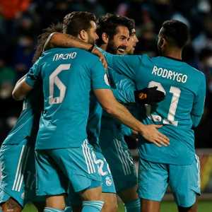 لاعبو ريال مدريد يحتفلون بالفوز.