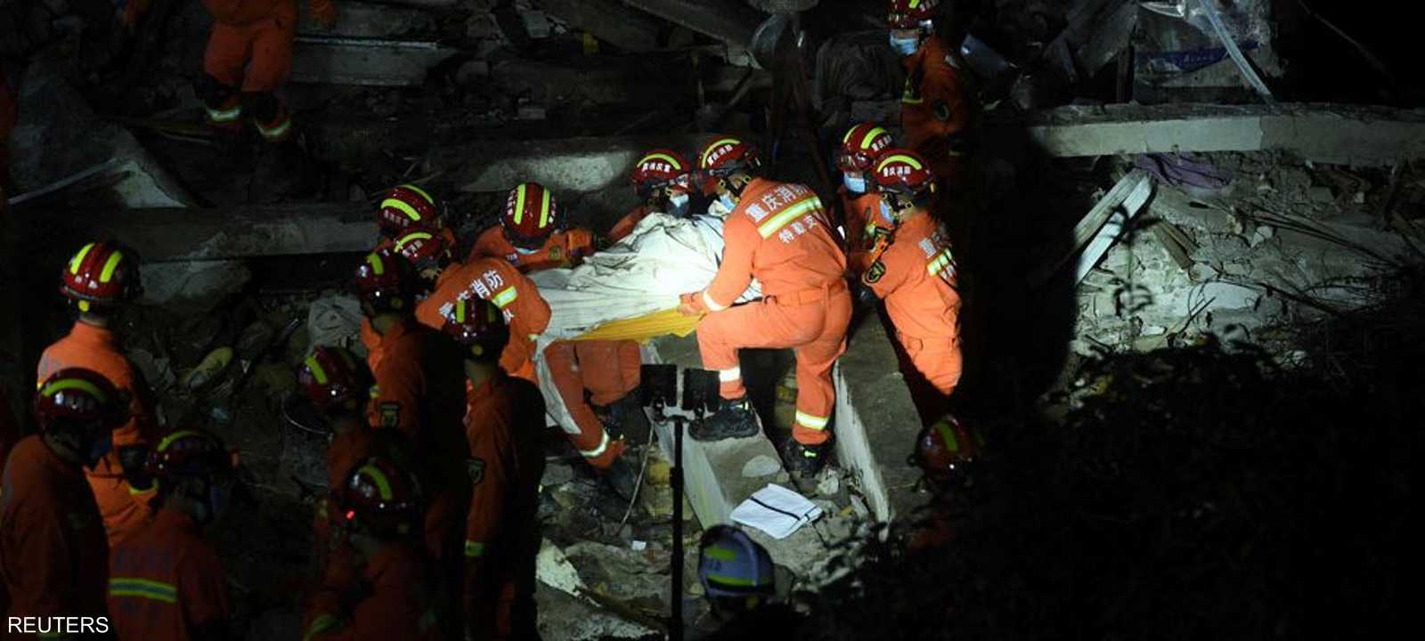 مبنى يضم مطعما في تشونغتشينغ انهار يوم الجمعة