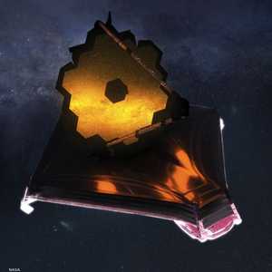 تم تثبيت الجزء الأخير من المرآة التي يبلغ ارتفاعها 6.5 أمتار