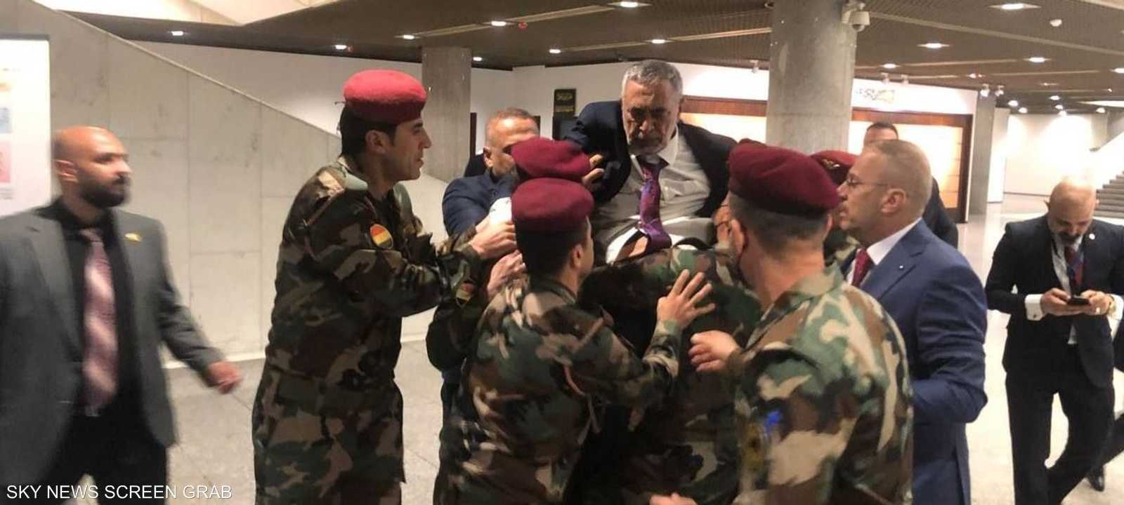 المشهداني خرج من القاعة محمولا