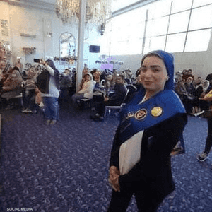 طرد المعلمة من وظيفتها أثار جدلا واسعا