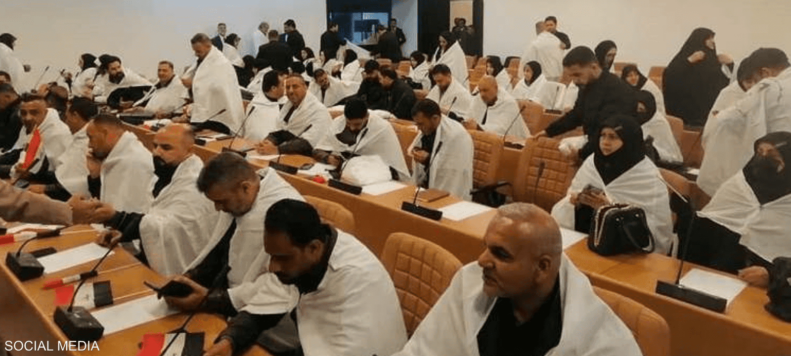 نواب الكتلة الصدرية دخلوا البرلمان وهم يرتدون الأكفان