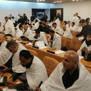 نواب الكتلة الصدرية دخلوا البرلمان وهم يرتدون الأكفان