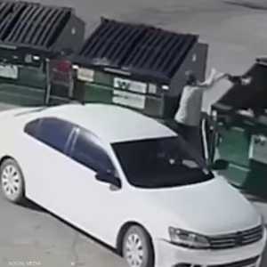 كاميرات المراقبة رصدت الأم وهي تلقي بكيس في حاوية نفايات.
