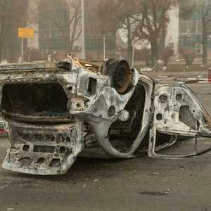 سيارة محترقة نتيجة أعمال الشغب في كازاخستان