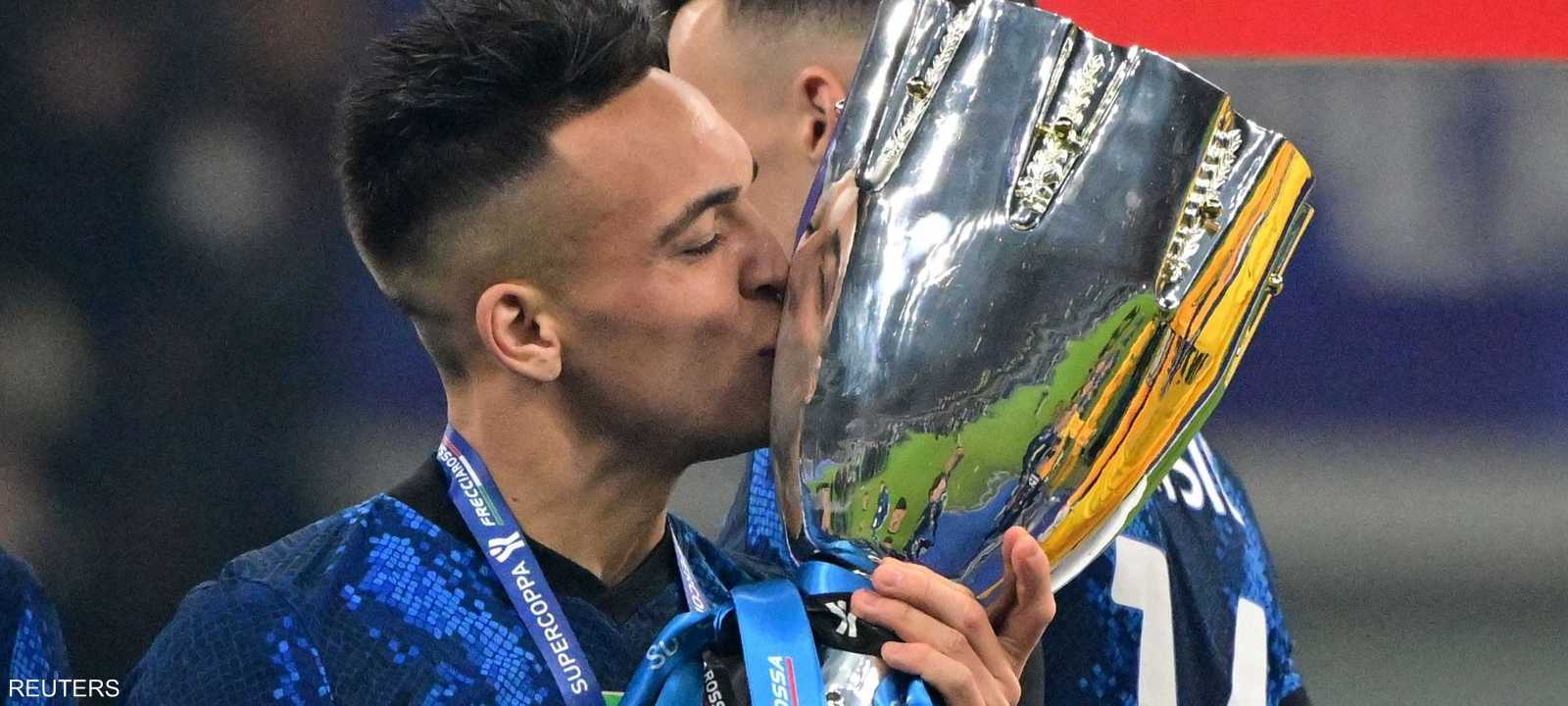 مارتينيز يطبع قبلة على كأس السوبر