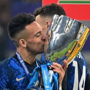 مارتينيز يطبع قبلة على كأس السوبر