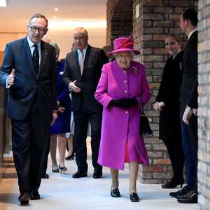 الملكة إليزابيث الثانية وابنها الأمير أندرو الذي سحبت ألقابه