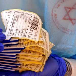 ممرضة تحمل عينات لفحوصات كورونا