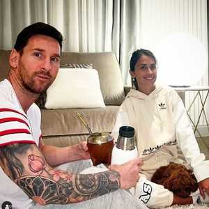 نجم باريس سان جرمان الأرجنتيني ليونيل ميسي