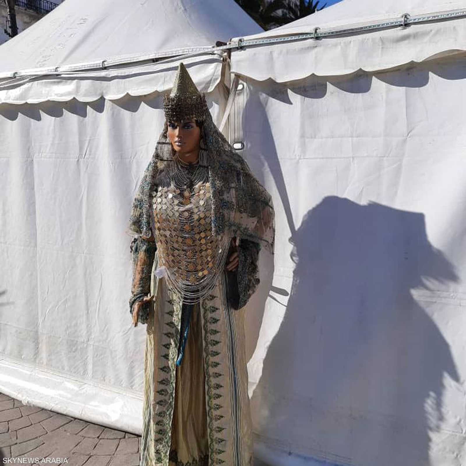 استعراض للباس التقليدي الأمازيغي