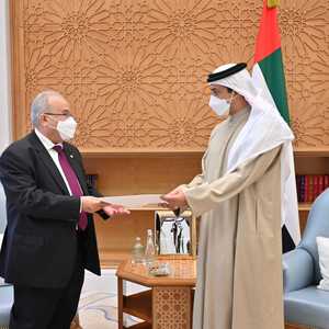 الشيخ منصور يتسلم الرسالة الخطية