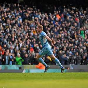 دي بروين محتفلا بعد تسجيل هدف اللقاء