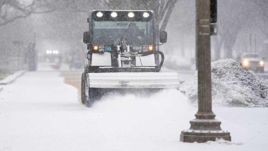 تسببت الثلوج في إعاقة حركة السير على الطرقات.