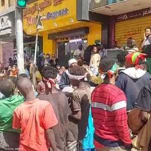 آلاف السودانيون خرجوا في مسيرات جديدة الإثنين