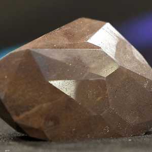 الألماسة السوداء تسمى إنيغما