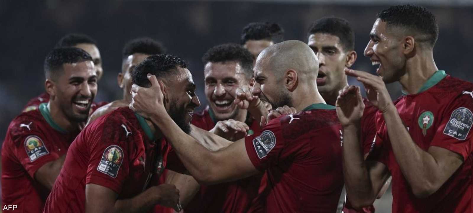 لاعبو المنتخب المغربي يحتفلون بالفوز على الغابون.