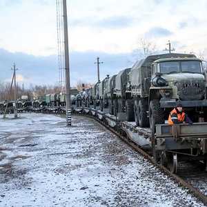 عربات عسكرية روسية محملة على قطار تصل إلى بيلاروسيا.