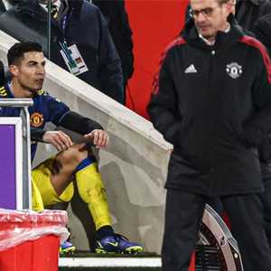 رونالدو جلس على الدرج وابتعد عن دكة البدلاء