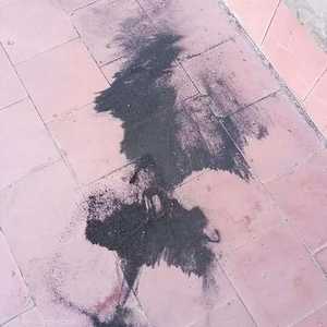 انتشرت صور وفيديوهات لمسحوق أسود متناثر على سطوح المباني