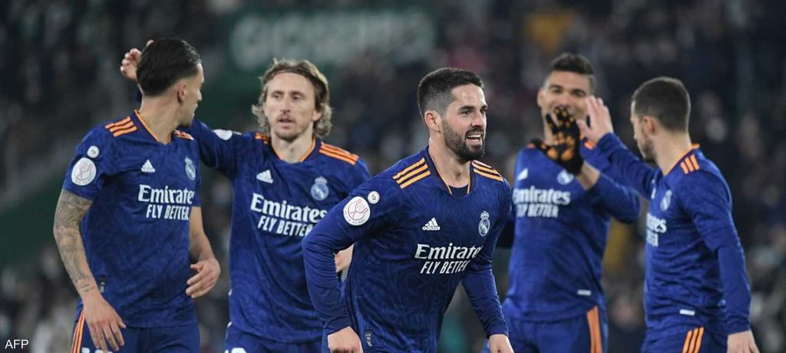 لاعبو ريال مدريد يختفلون بالفوز.