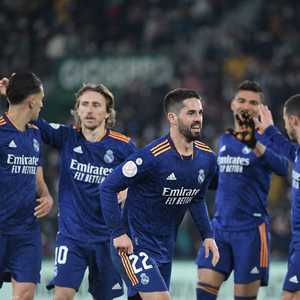 لاعبو ريال مدريد يختفلون بالفوز.