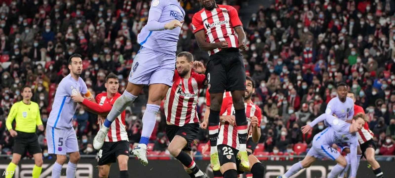 جانب من المباراة بين أتلتيك بلباو وبرشلونة.