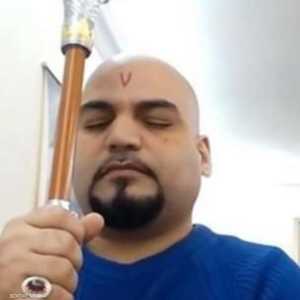 ظهر "مدعي النبوة" في مقطع فيديو حاملا عصا