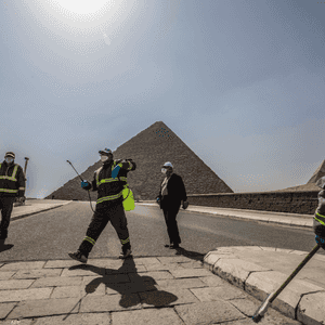 عملية تعقيم بمنطقة الأهرامات في مصر - أرشيفية