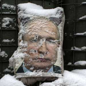 صورة بوتن أمام خندق للانفصاليين المدعومين من روسيا بلوغانس