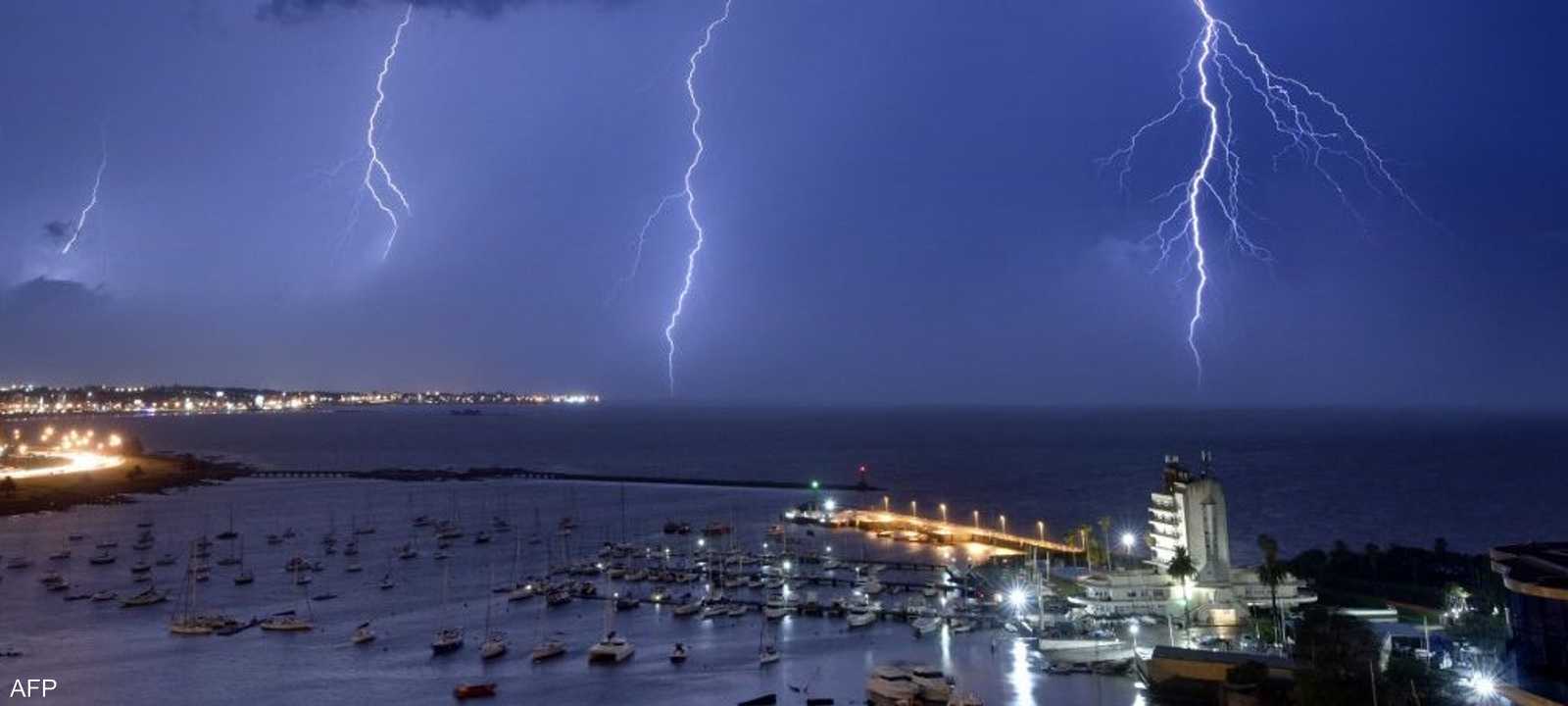 دراسة تربط تراجع البرق بإغلاقات كورونا