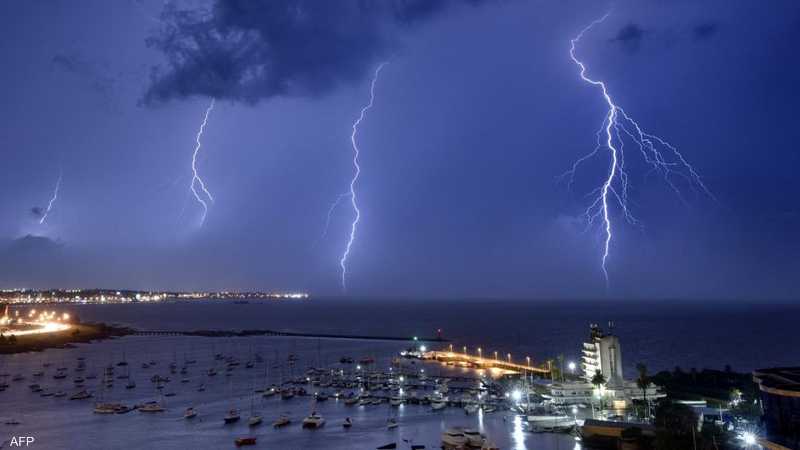 دراسة تربط تراجع البرق بإغلاقات كورونا