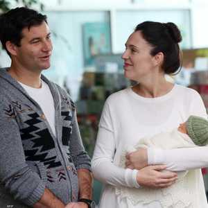 رئيسة وزراء نيوزيلندا مع صديقها وطفلتيهما