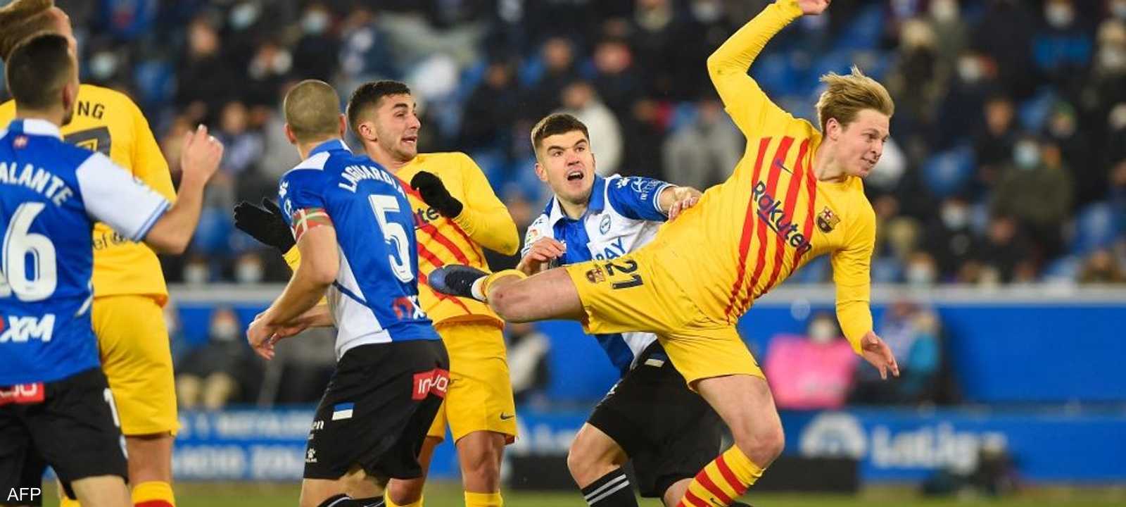 جانب من المباراة بين برشلونة وألافيس.