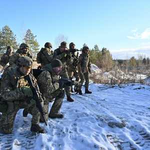 جنود أوكرانيون في حالة تأهب ضد أي تحرك روسي.