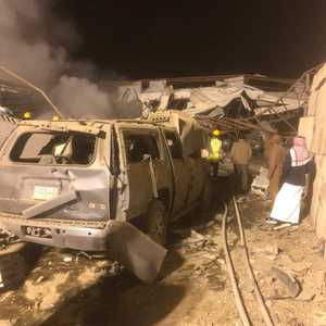 جانب من آثار صاروخ حوثي أطلق على ظهران الجنوب بالسعودية.