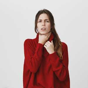 التهاب الحلق مؤشر أولي على الإصابة بأوميكرون