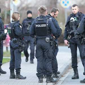أفراد من الشرطة الألمانية قرب الجامعة التي شهدت الهجوم.