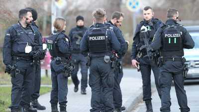 أفراد من الشرطة الألمانية قرب الجامعة التي شهدت الهجوم.