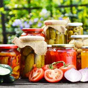 بحث علمي يحذر من تناول المخللات