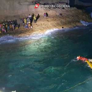 تعتبر جزيرة لامبيدوزا محطة العبور الأولى للمهاجرين