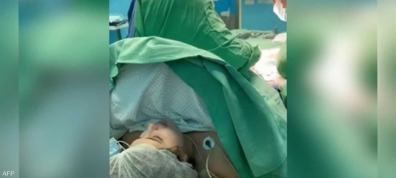 الأم المغنية أثناء الولادة