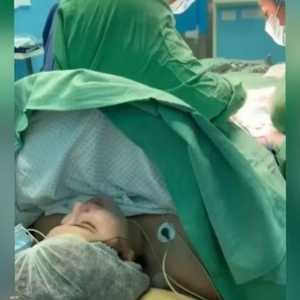 الأم المغنية أثناء الولادة